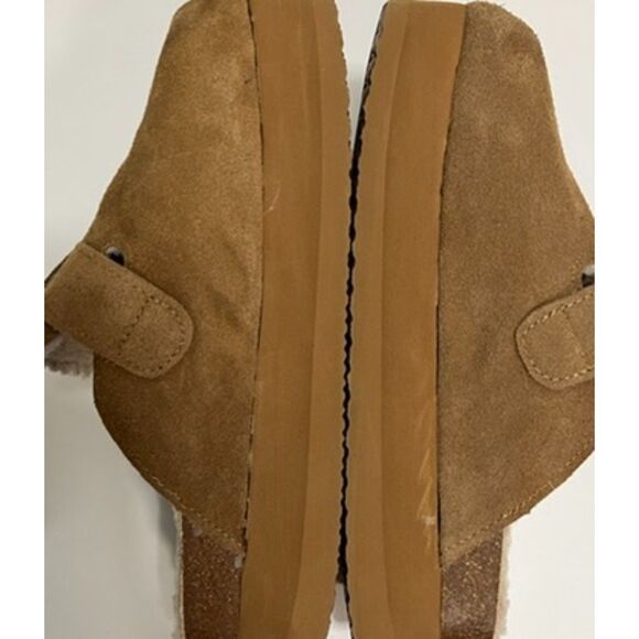 Cushionaire suede platform clog with faux shearling lining. Size 9. - Picture 5 of 8